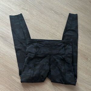 LULULEMON GREY CAMO PRINT LEGGINGS- SIZE 4, PRE LOVED*